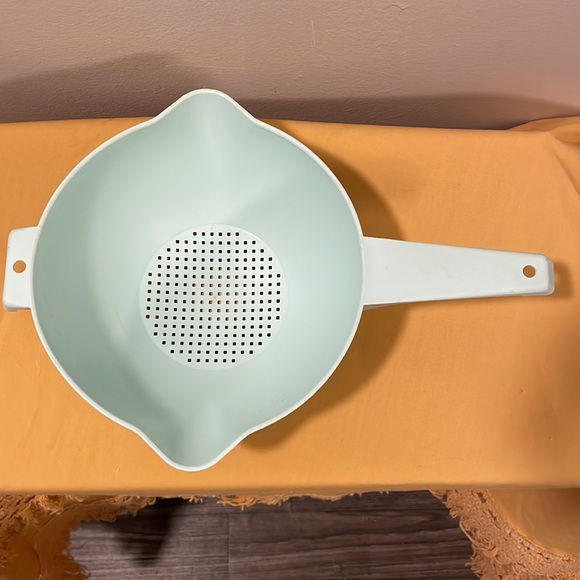 Vintage large green Tupperware strainer EUC! - Picture 2 of 5